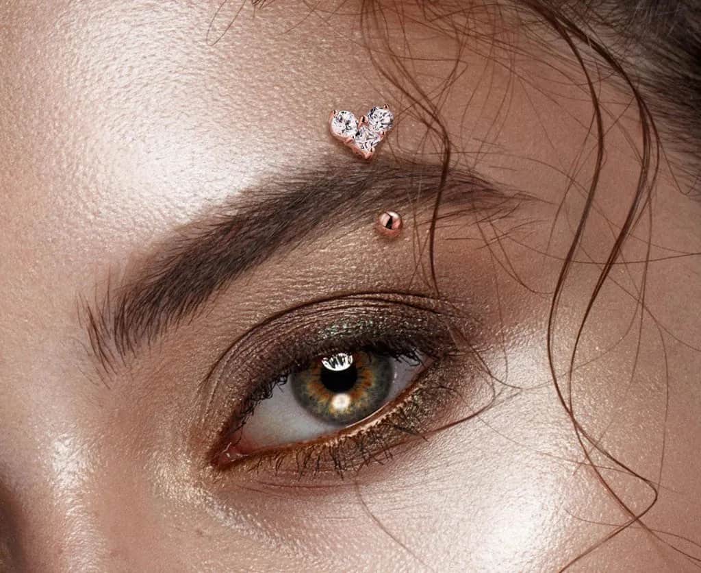 Ile kosztuje piercing brwi? Ceny, które mogą cię zaskoczyć